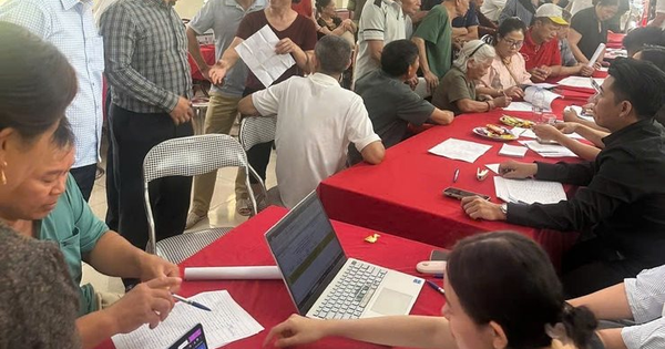 Người dân đổ về nhà văn hóa nhận tiền đền bù đất tại tại siêu dự án 925.000 tỷ đồng có sân vận động lớn nhất hành tinh