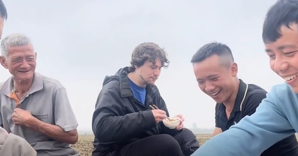 Nông dân Việt “tuyển dụng” khách Tây ngay tại ruộng ngô, đền đáp bằng bữa cơm trưa ấm lòng