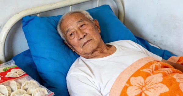 Nằm liệt giường suốt 3 tháng, ông cụ 68 tuổi cay đắng nhận ra chỗ dựa thật sự lúc về già không phải vợ con mà là người này