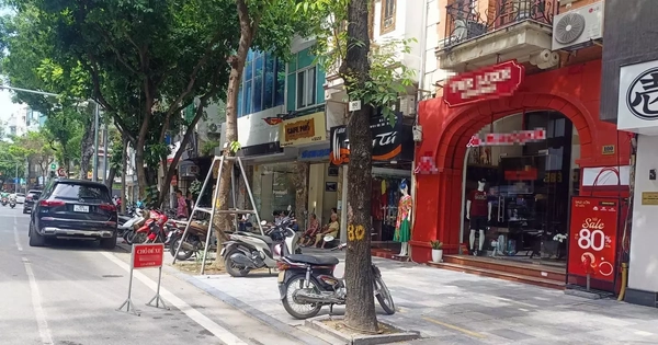 Nhiều cửa hàng 'ngang nhiên' chiếm dụng lòng đường Hà Nội