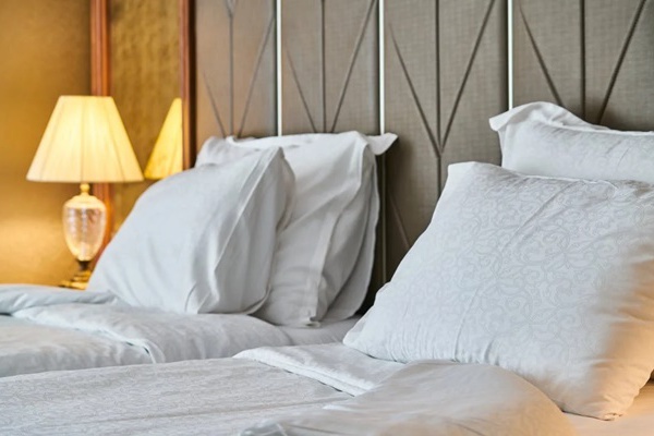Vì sao khách sạn thường 'hào phóng' bày 4 chiếc gối dù chỉ có giường đôi?