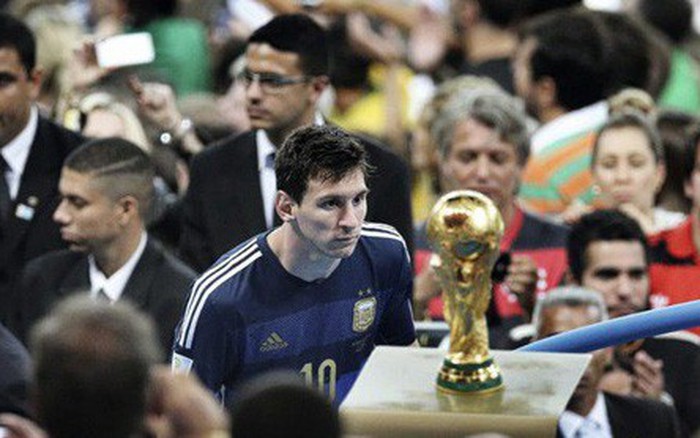 Messi, Cúp vàng thế giới: Với những fan hâm mộ của Messi, việc giành chiếc Cúp vàng thế giới cùng đội tuyển Argentina sẽ là một giấc mơ và hoài bão. Hãy cùng hy vọng và đón chờ cho những kết quả tốt đẹp trong tương lai, Messi đang cố gắng để mang về thành công này.
