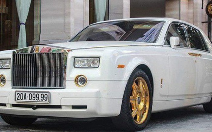 RollsRoyce Phantom with pure gold trimmings is fit for King Midas   Luxurylaunches