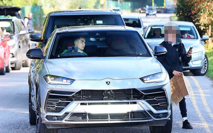 Đang lái Lamborghini Urus trên đường, Ronaldo thực hiện một hành động khiến  ai cũng khen hết lời