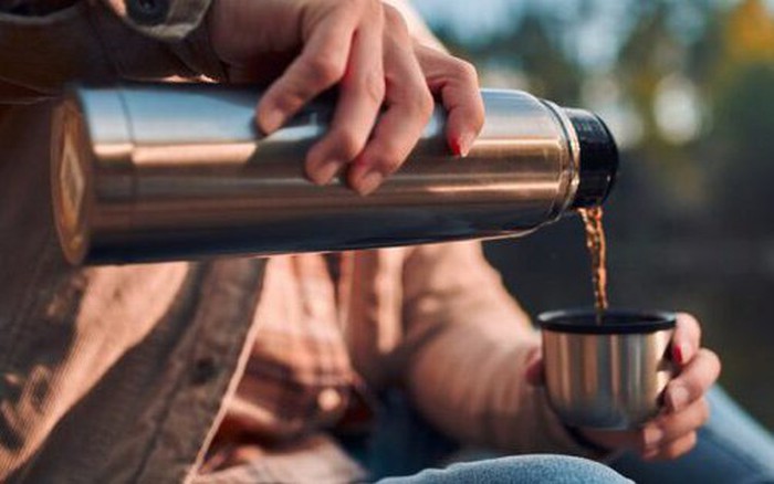 Chuyên gia cảnh báo dùng bình giữ nhiệt đựng loại nước này dễ sinh độc, gây ung thư