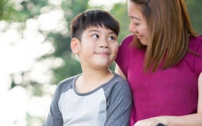 Con trai thủ thỉ: "Mẹ ơi, bạn nào trong lớp cũng giàu", câu trả lời của  người mẹ thổi bùng tranh luận