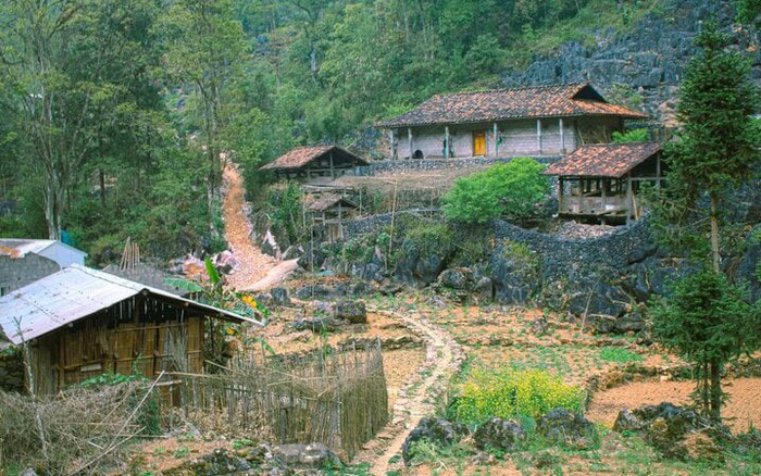 Ngôi làng địa ngục' ẩn hiện giữa núi đồi Hà Giang: Đẹp mộng mị hớp hồn du  khách