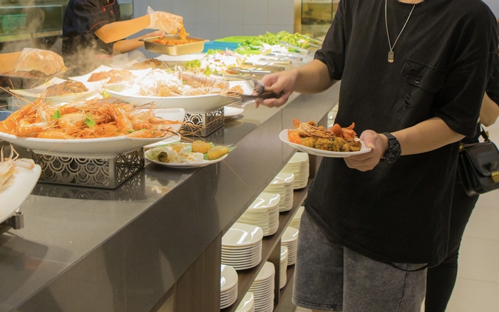 Khách ăn buffet nhưng cứ 15 phút lại thò tay lục túi 1 lần, nhà hàng lập  tức trích xuất camera: "Đừng để chúng tôi báo công an”