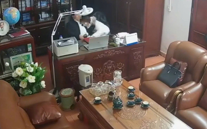 Người đàn ông "thân mật" với nhiều phụ nữ: Chủ tịch Hội đồng trường là gì?