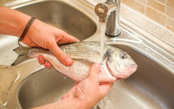 Đừng chỉ rửa c&aacute; với nước chanh, loại nước n&agrave;y l&agrave; "kẻ th&ugrave;" của m&ugrave;i tanh: Ng&acirc;m  5 ph&uacute;t khử sạch m&ugrave;i, lại gi&uacute;p thịt c&aacute; mềm tan, thơm ngọt