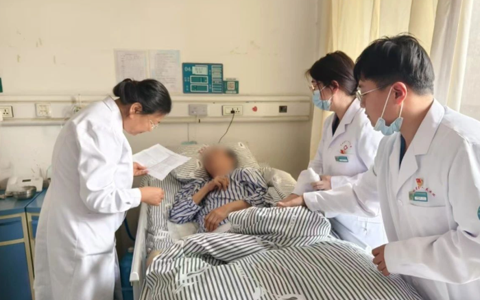 Người phụ nữ 67 tuổi đột quỵ sau khi ngâm chân vào buổi tối, bác sĩ tức  giận nói: “Tuổi cao rồi đừng làm điều này!”