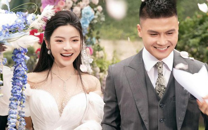 Phong cách ăn mặc của Chu Thanh Huyền hôm nay đơn giản nhưng tinh tế, với áo len cardigan màu kem kết hợp cùng quần dài màu xám.