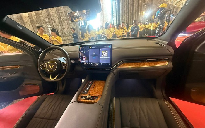 Limousine siêu sang của VinFast lộ thêm ảnh: Logo cánh chim vàng, vách ngăn  như Rolls-Royce, ốp gỗ thật