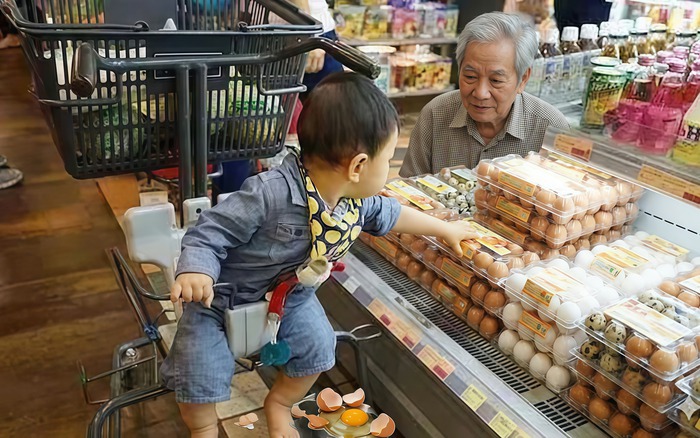Cháu làm vỡ hết trứng trong siêu thị, ông nội có cách xử lý lay động lòng  người