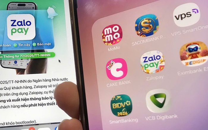 Interfaccia utente dell app CPlay su smartphone che mostra slot machine e menu di navigazione
