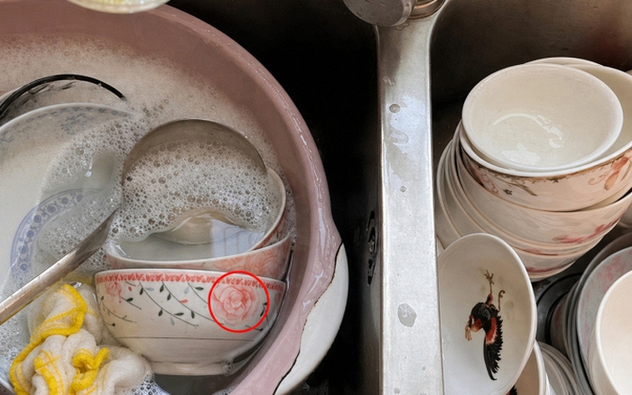 Lời khuyên cho những gia đình đang dùng bát đĩa sứ nhiều màu, nhiều họa tiết - Ảnh 4.