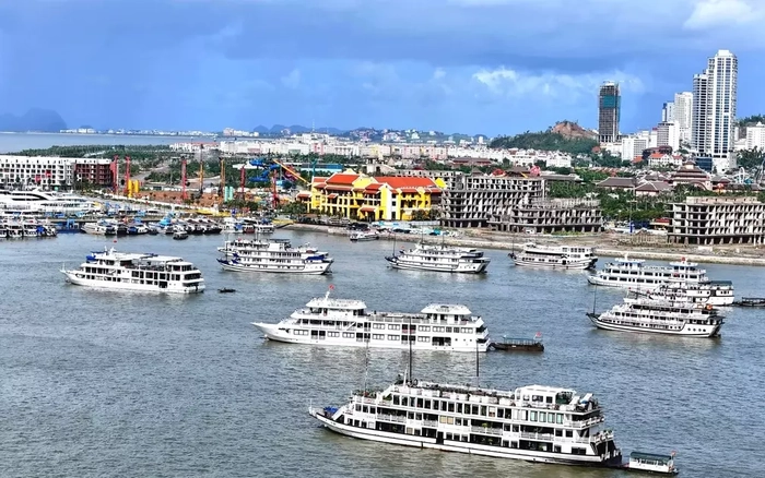 Vịnh Hạ Long - Lan Hạ lần đầu tiên thông tuyến du lịch