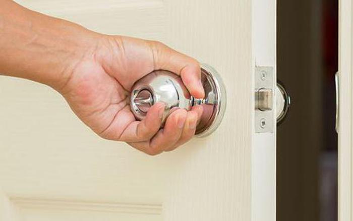 Vì sao có nhà dùng tay nắm cửa tròn, nhà lại dùng tay nắm cửa gạt ngang? Khác biệt quan trọng không phải ai cũng biết