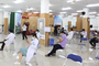 TP.HCM: Ấm lòng 7 tình nguyện viên đến bệnh viện cắt tóc miễn phí để bác sĩ yên tâm chống dịch